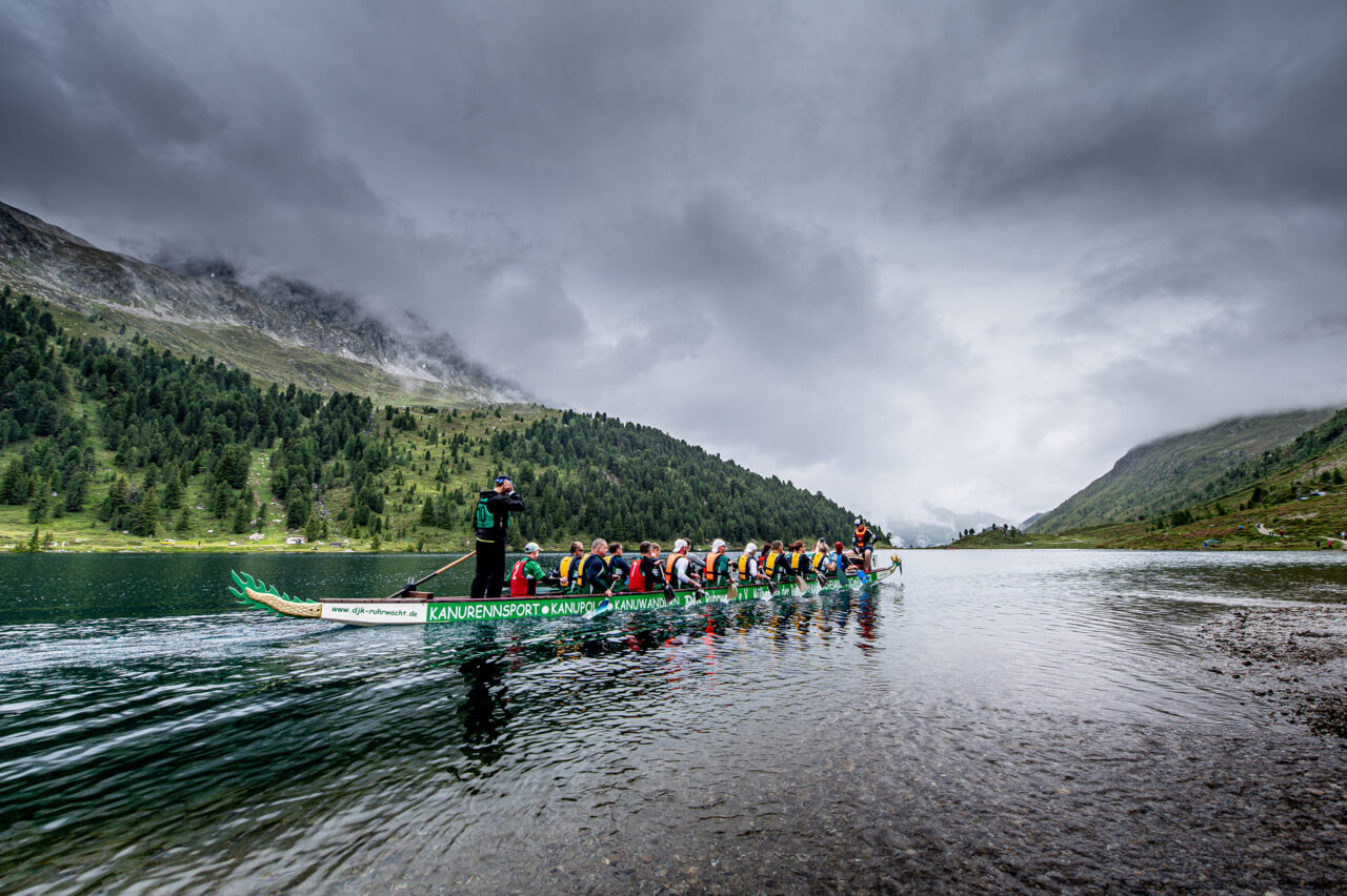 Drachenboot am Bergsee