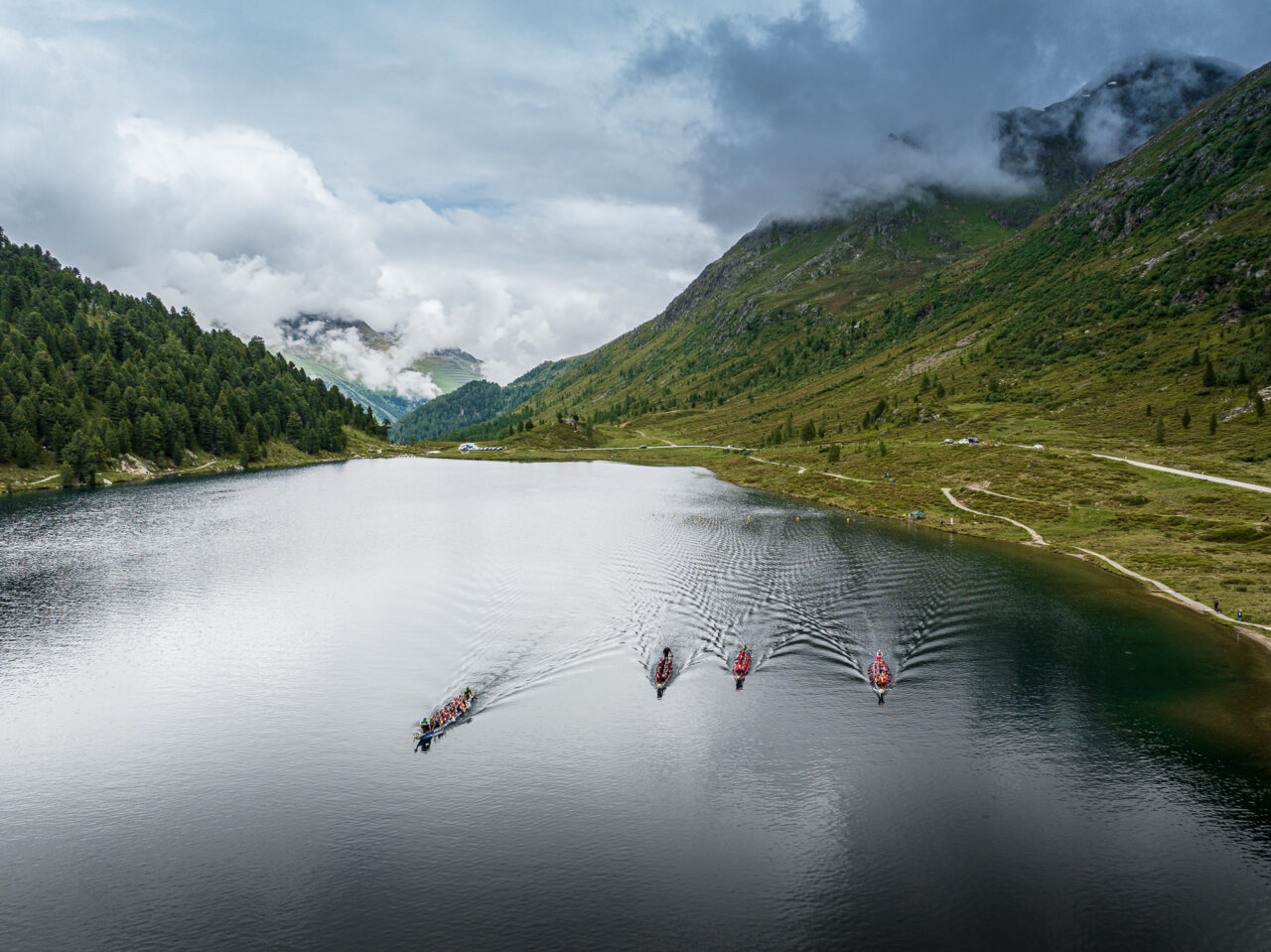 Drachenboote am Bergsee Drohnenfoto